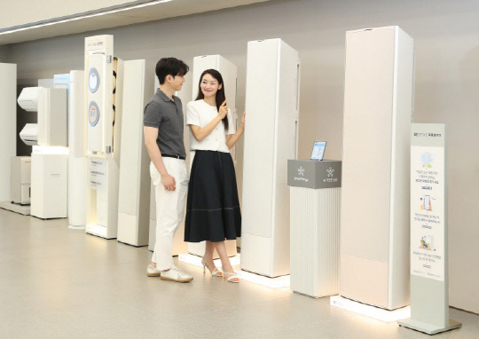 삼성스토어 서초에서 소비자들이 비스포크 무풍갤러리를 체험하고 있다. <삼성전자 제공>